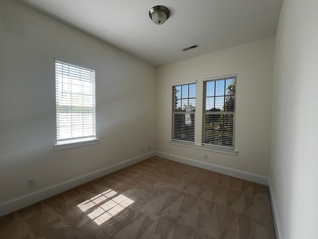 Building Photo - Beautiful Townhome in Central Myrtle Beach!