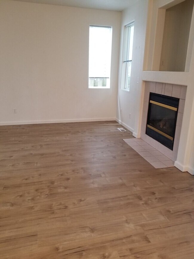 Building Photo - 5721 NE Canard Ct
