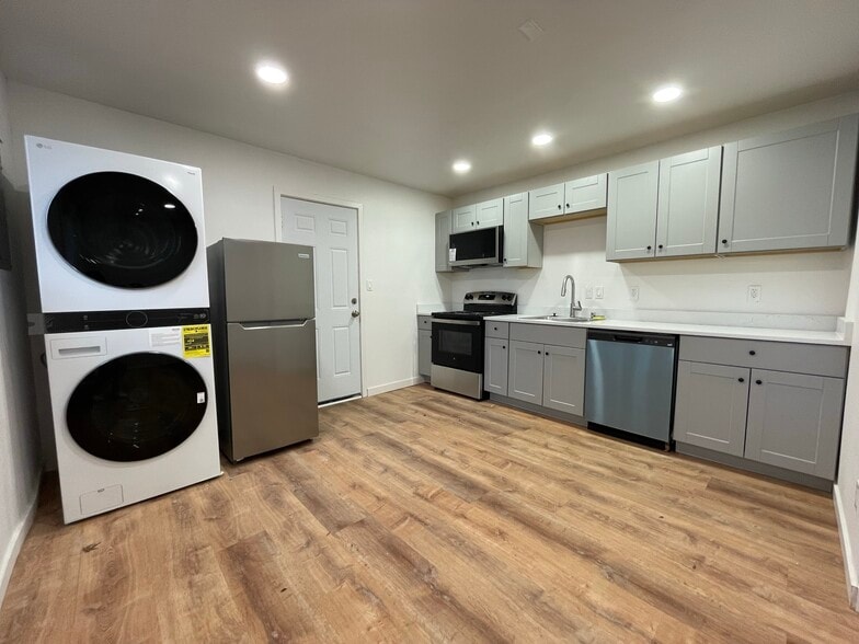 Building Photo - 704 NE 53rd St