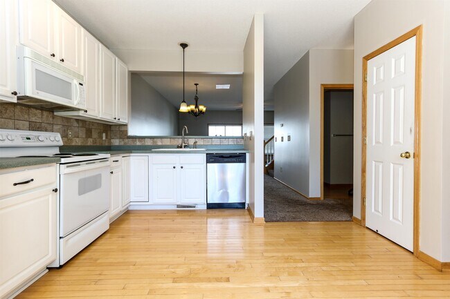 Building Photo - 8033 Stratford Cir S