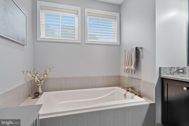 Building Photo - 1418 N Rhodes St