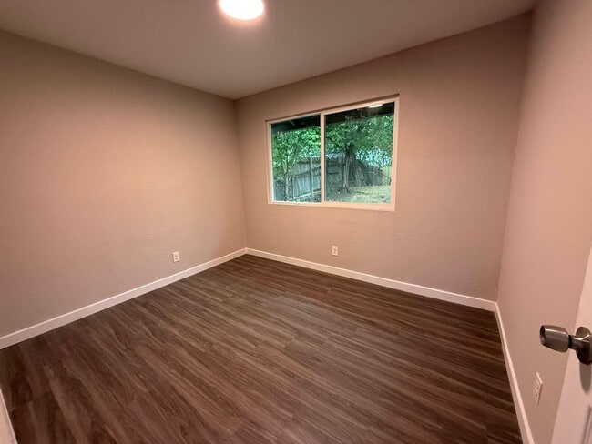 Building Photo - Cozy 4-Bedroom in East Austin!