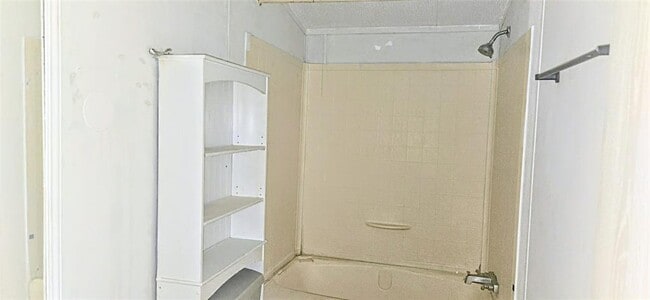 Building Photo - 902 Queenswood St