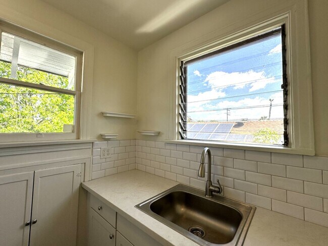 Building Photo - University Heights -Huge 1 Bedroom with Bonus Room/Bedroom and AC in Charming Vintage Building