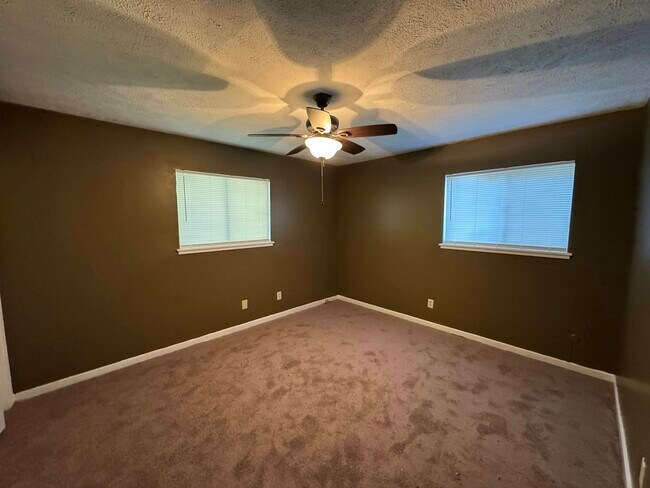 Building Photo - 1547 Dianne Dr