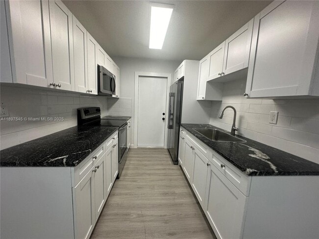 Building Photo - 6910 Bay Dr