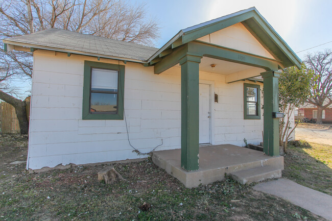 Building Photo - 1100 E 12th St