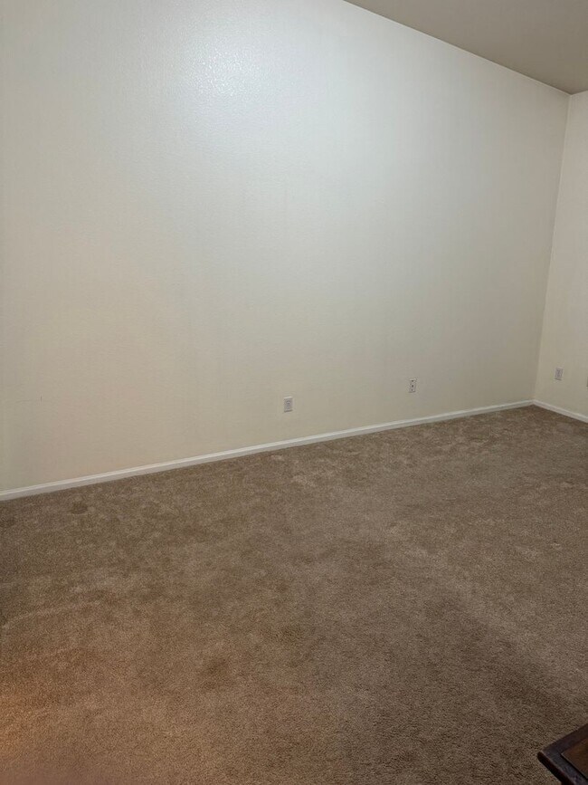 Building Photo - Large Open Plan 2 Bedroom 2 Bathroom Home