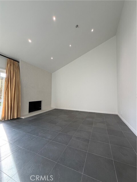 Building Photo - 15999 Via De Las Palmas