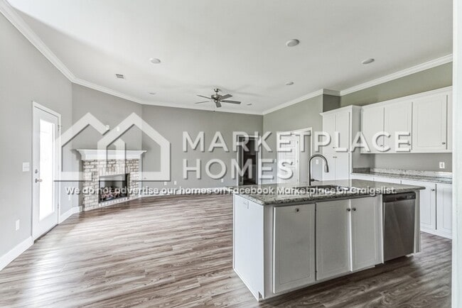 Building Photo - 701 Silver Bnd