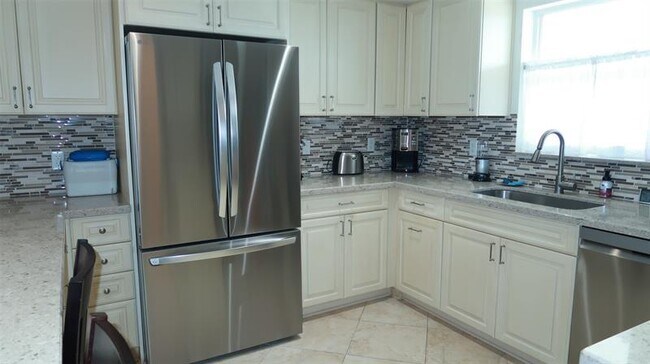 Building Photo - 1051 Hillsboro Mile