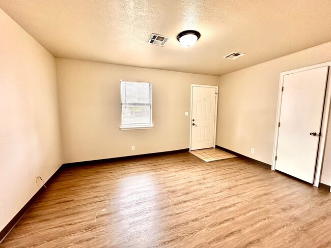 Building Photo - Cute 2-Bed Home with Hardwood Floors and G...