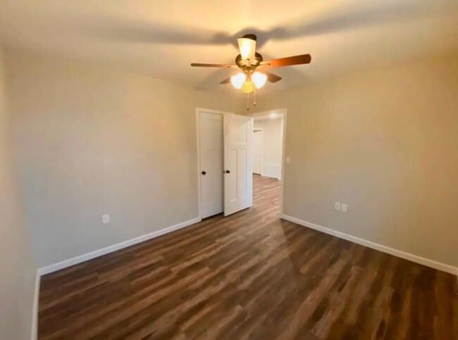 Building Photo - 2 bed 1 bath triplex unit