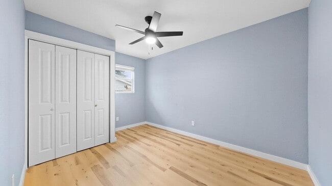 Building Photo - 1112 Village Green Dr