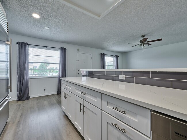 Building Photo - 227 Castlewood Dr