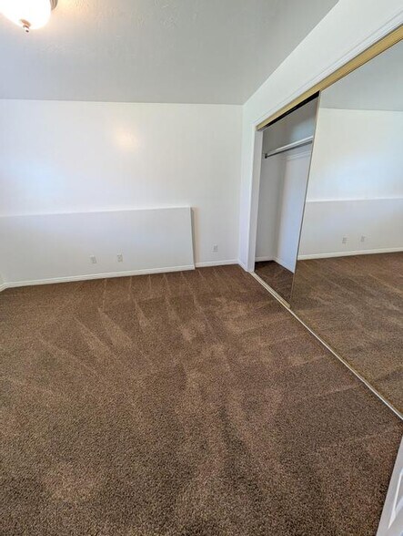 Building Photo - 370 E 1420 S