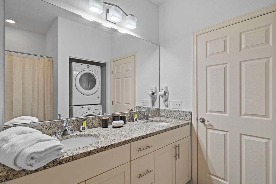 Building Photo - 8939 Shine Dr