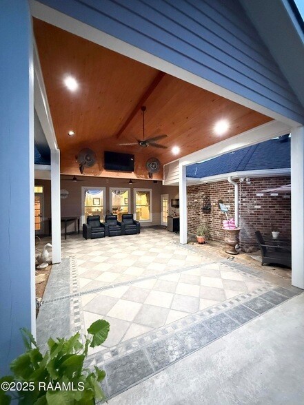 Building Photo - 102 Midland Dr