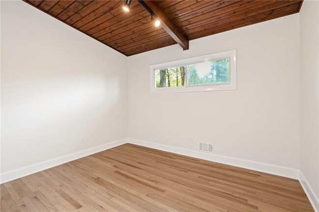 Building Photo - 1690 Cotswold Dr NE
