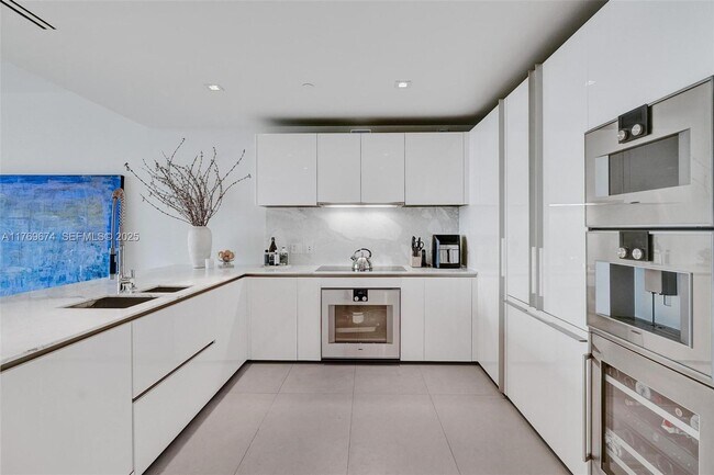 Building Photo - 10201 Collins Ave