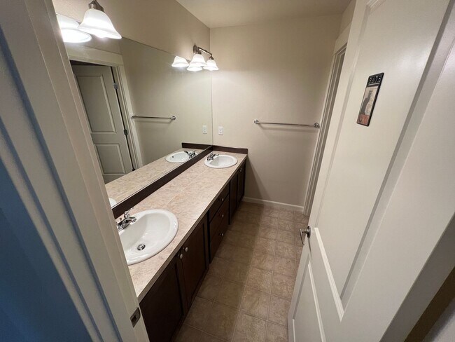 Building Photo - Spacious 5-Bed, 2.5-Bath Single-Family Home in Redmond