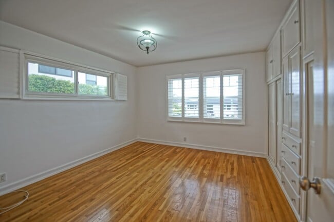 Building Photo - BEAUTIFULLY REMODELED, BRIGHT & AIRY HILLS...