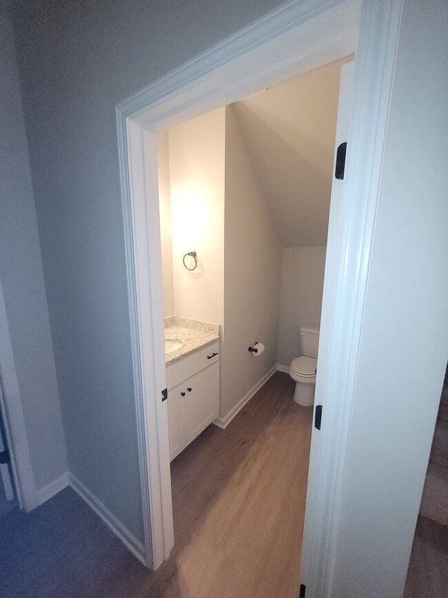 Building Photo - 4 bedroom 2.5 bath