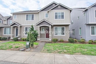 Building Photo - 3 Bed, 2.5 Bath Townhome with Upstairs Office or Tech Room