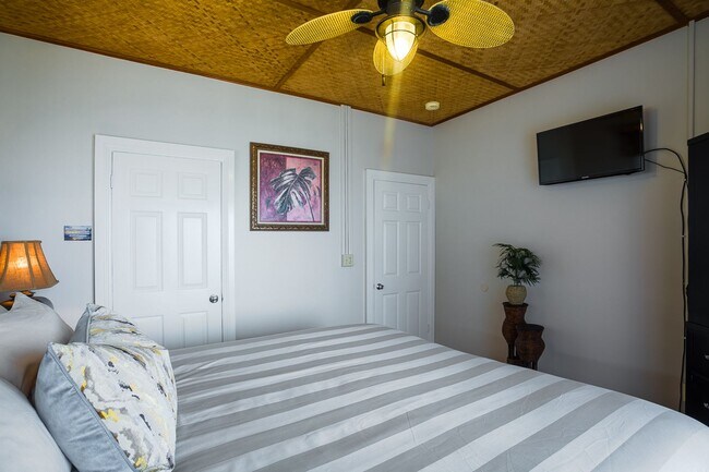 Building Photo - Welcome to this stunning 3-bedroom, 3-bath...