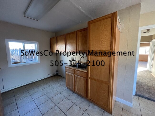 Building Photo - Large 3 Bedroom Home on East Side of Town