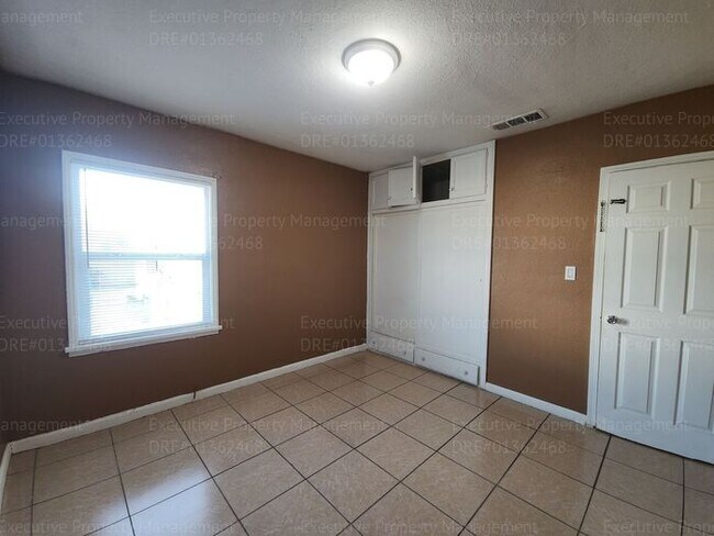 Building Photo - Charming 2 bedroom, 1 bathroom house near ...