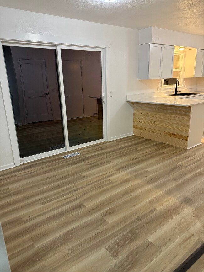 Building Photo - 250 Westridge Rd