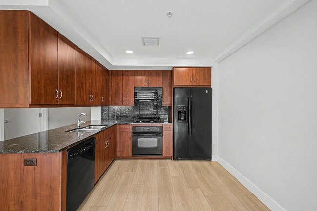 Building Photo - 7147 E Rancho Vista Dr