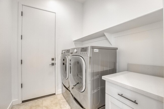 Building Photo - 8723 W Vista Ave