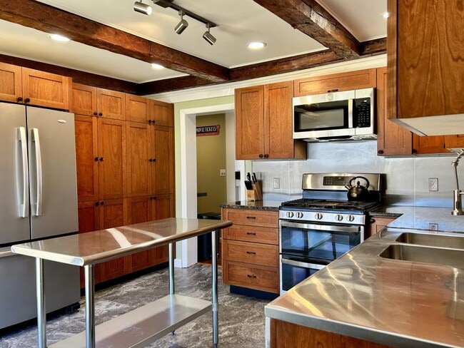 Building Photo - 337 ME-133