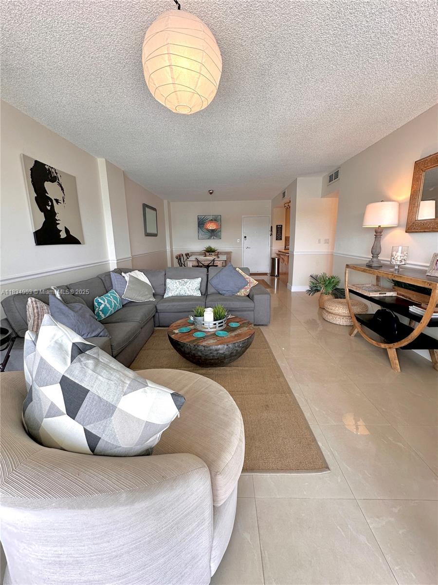 Building Photo - 300 Bayview Dr