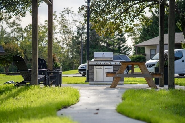 Building Photo - 2555 Bradford Ct