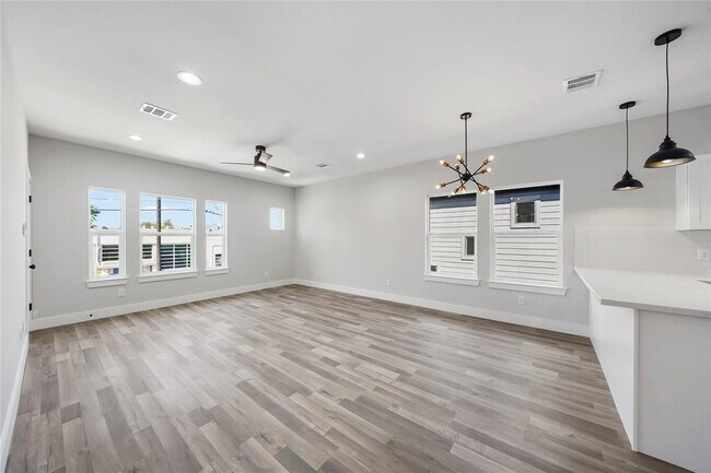 Building Photo - 402 E 37th St