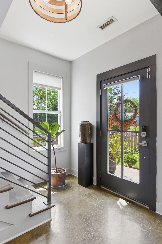 Building Photo - 1608 16th Ave N