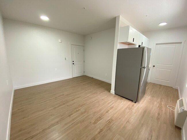 Building Photo - Completely Renovated Apartment!