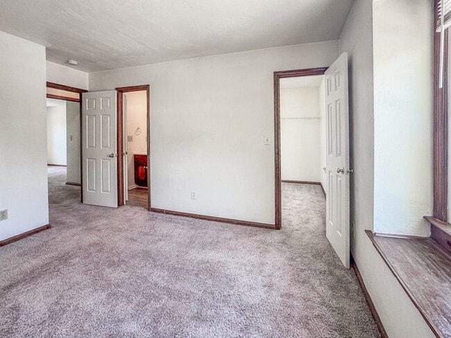 Building Photo - Charming 3 Bedroom, 1.5 Bathroom Townhome in Kempsville