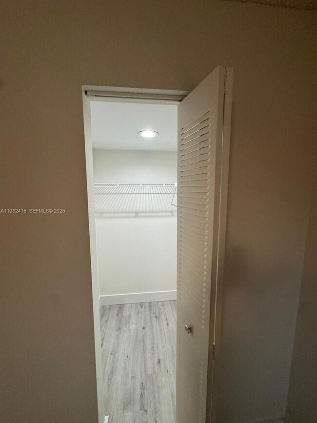 Building Photo - 8051 S Colony Cir