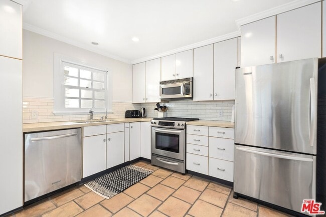 Building Photo - 639 Westbourne Dr