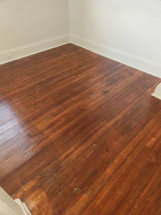 Building Photo - Charming 3-Bedroom Property in Prime Location