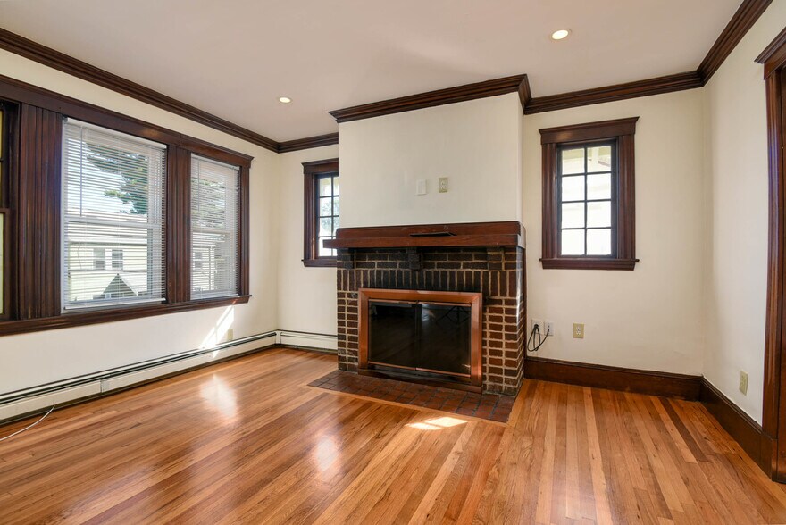Building Photo - 52 Goodenough St
