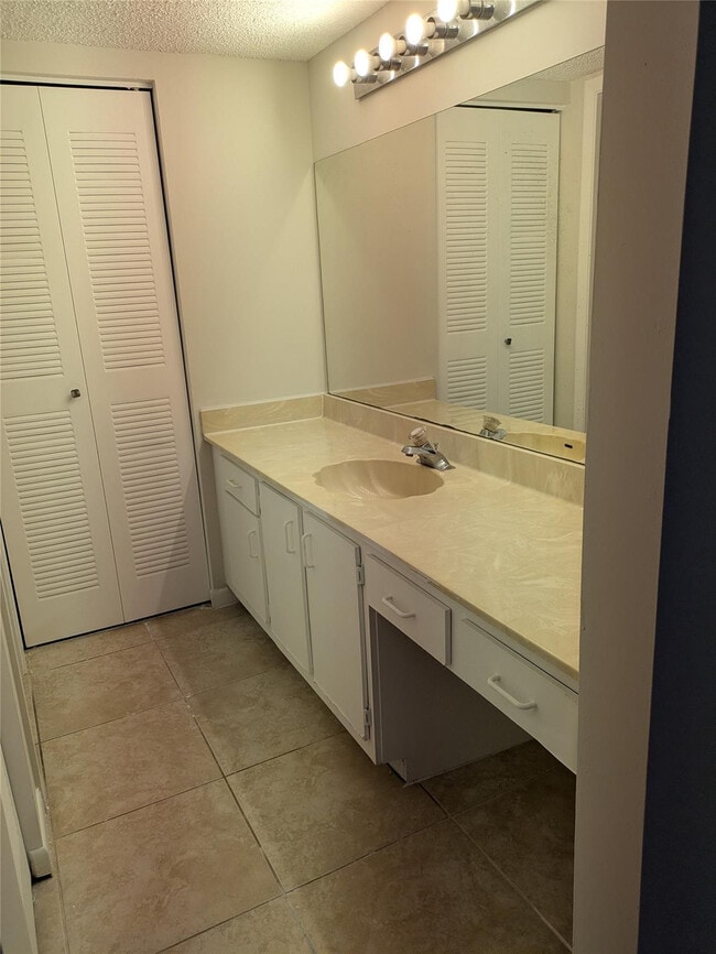 Building Photo - 9799 Westview Dr