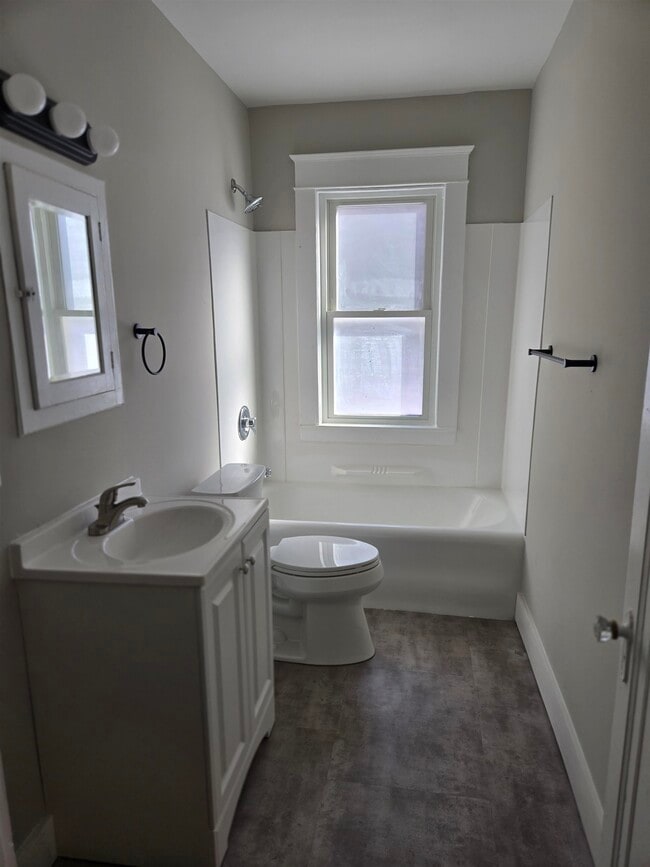 Building Photo - 56 Brook St