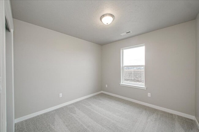 Building Photo - 2 Story Nampa Home!