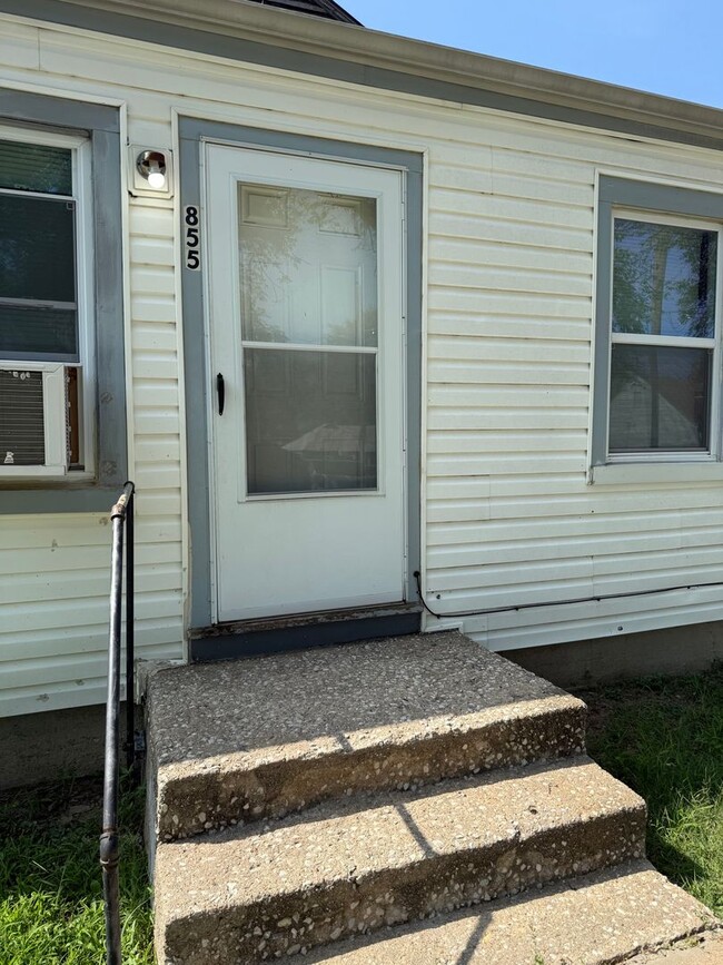 Building Photo - Charming 2-Bed End Unit in Quiet Quadplex-...