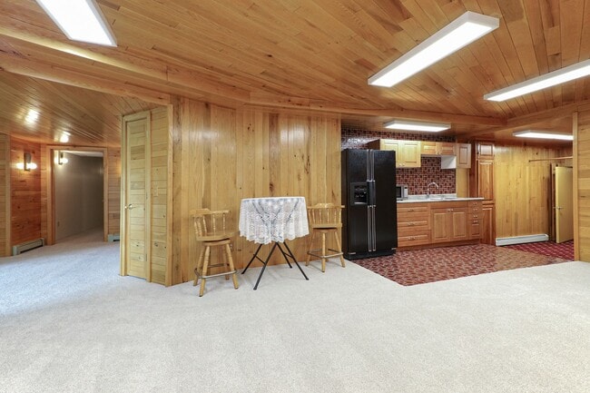 Building Photo - Luxury Riverfront Home